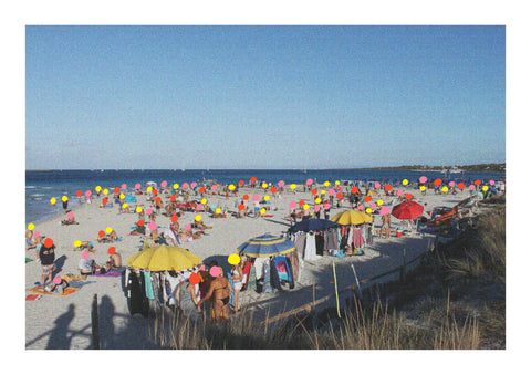 Sur la plage ensoleillée